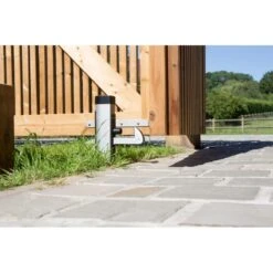 UGC Arrêt De Porte Pour Portails De 40 à 60 Mm LOCINOX -Nice Boutique ugc in grass by wooden gate 1920px 800x800